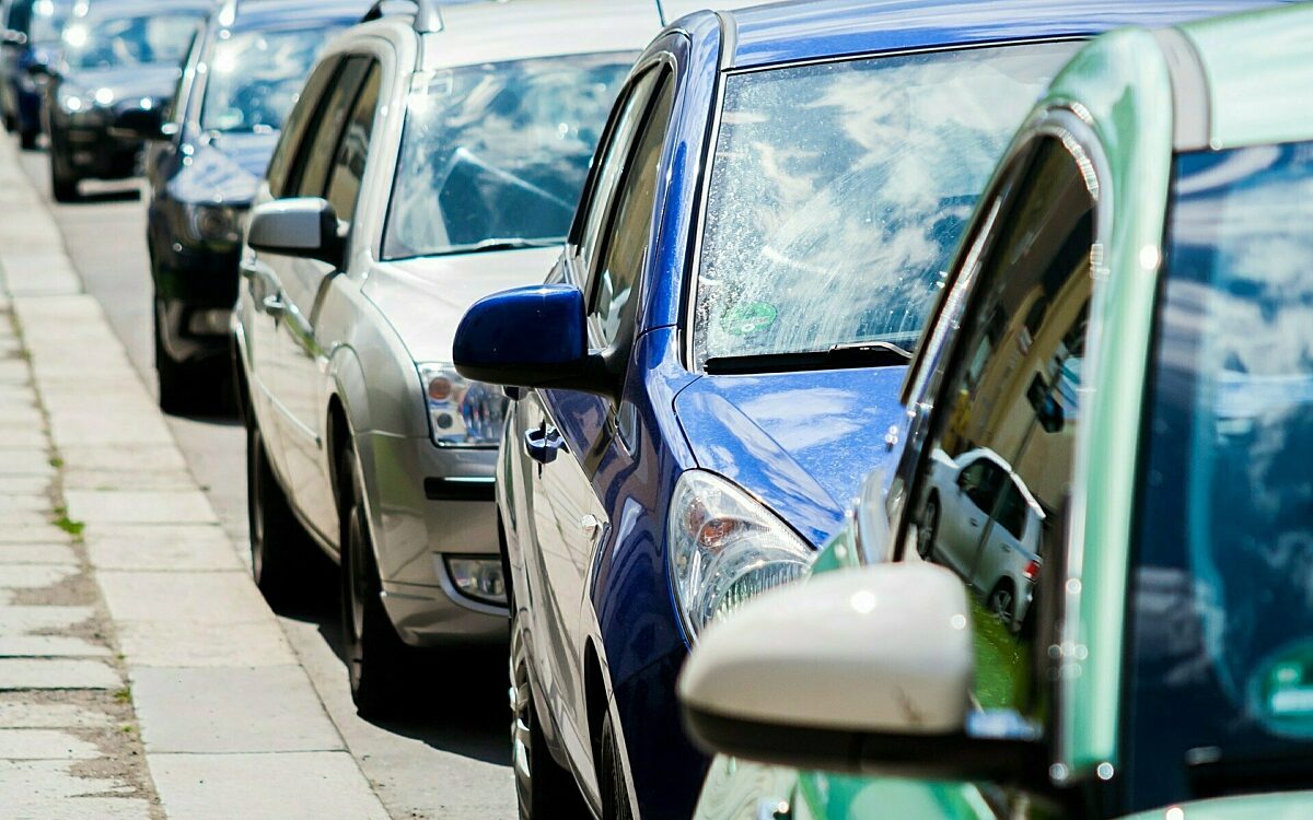 Autos stehen dicht gedrängt in einer Reihe Autos stehen dicht gedrängt in einer Reihe